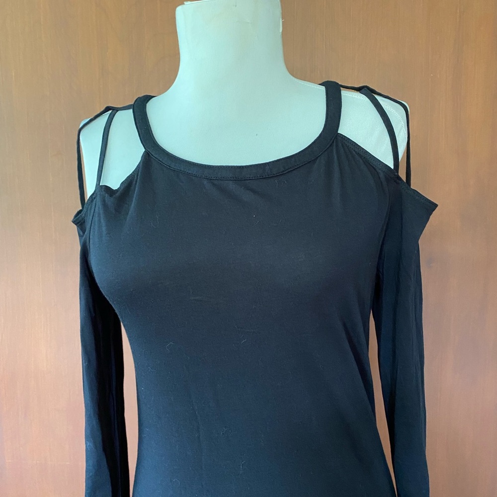 Fabletics black top with cross cross details - Picture 2 of 6